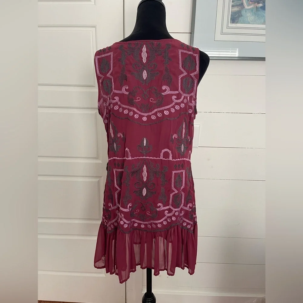 Octavia sleeveless embroidered tunic top. Fully lined. In new like condition.LG